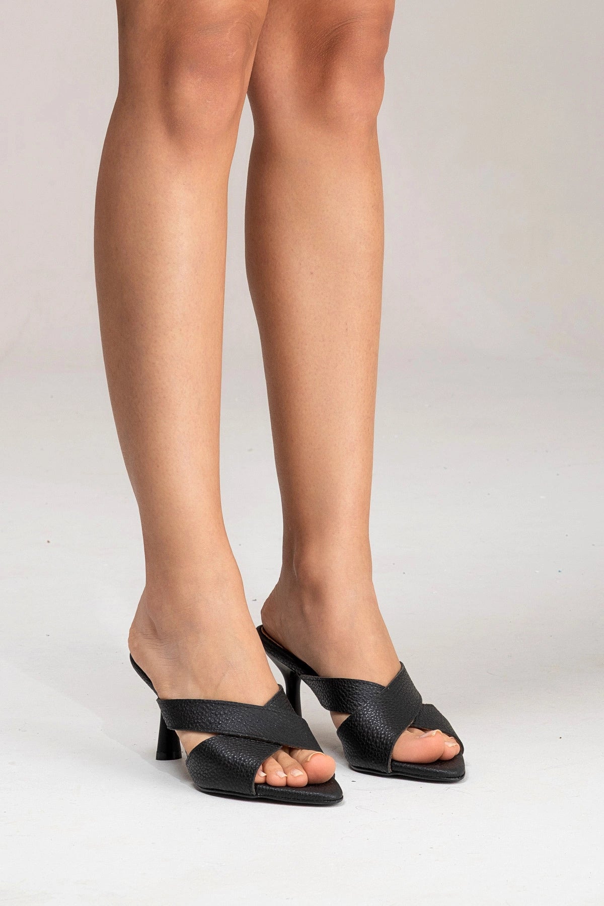 LUKKA SHOES Hakiki Deri Mila Kadın Siyah Çapraz Topuklu Terlik