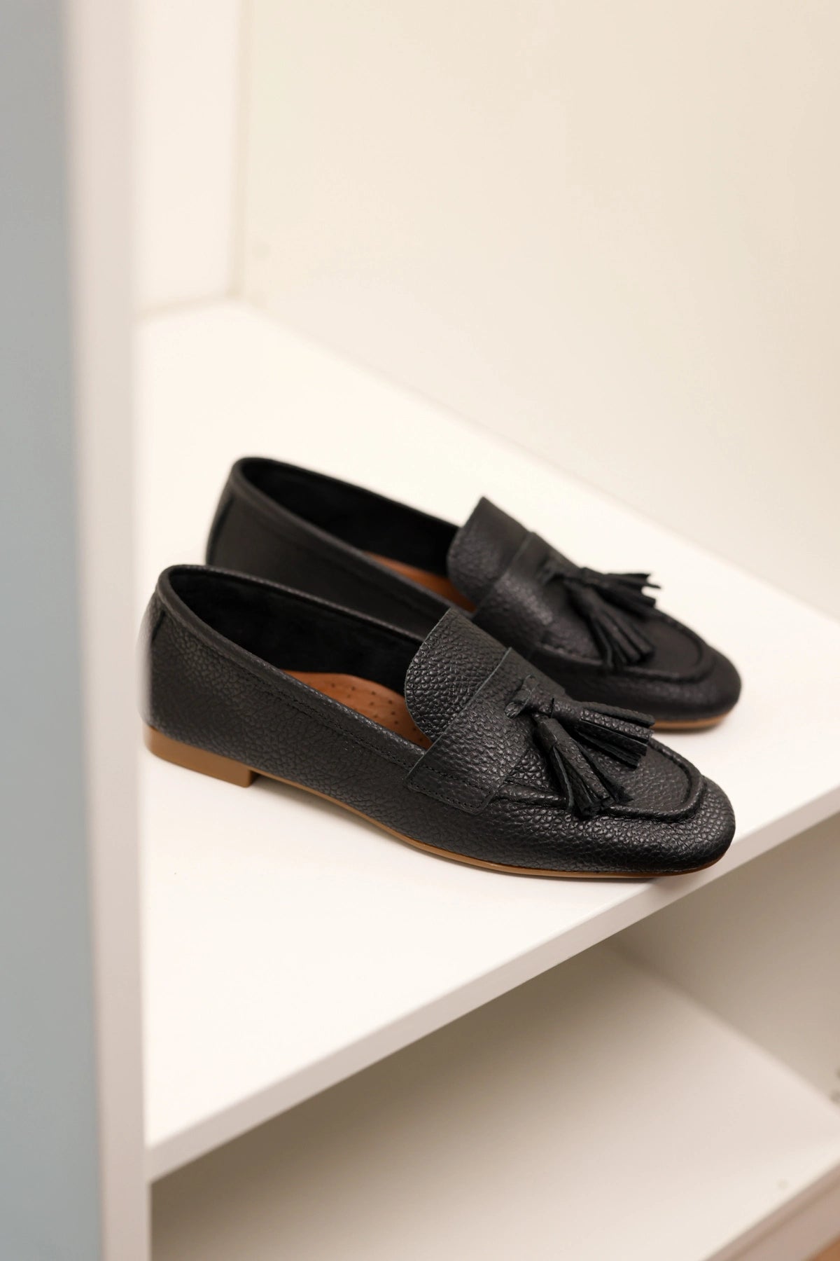 LUKKA SHOES Hakiki Deri Kadın Siyah Adeen Ponponlu El yapımı Babet