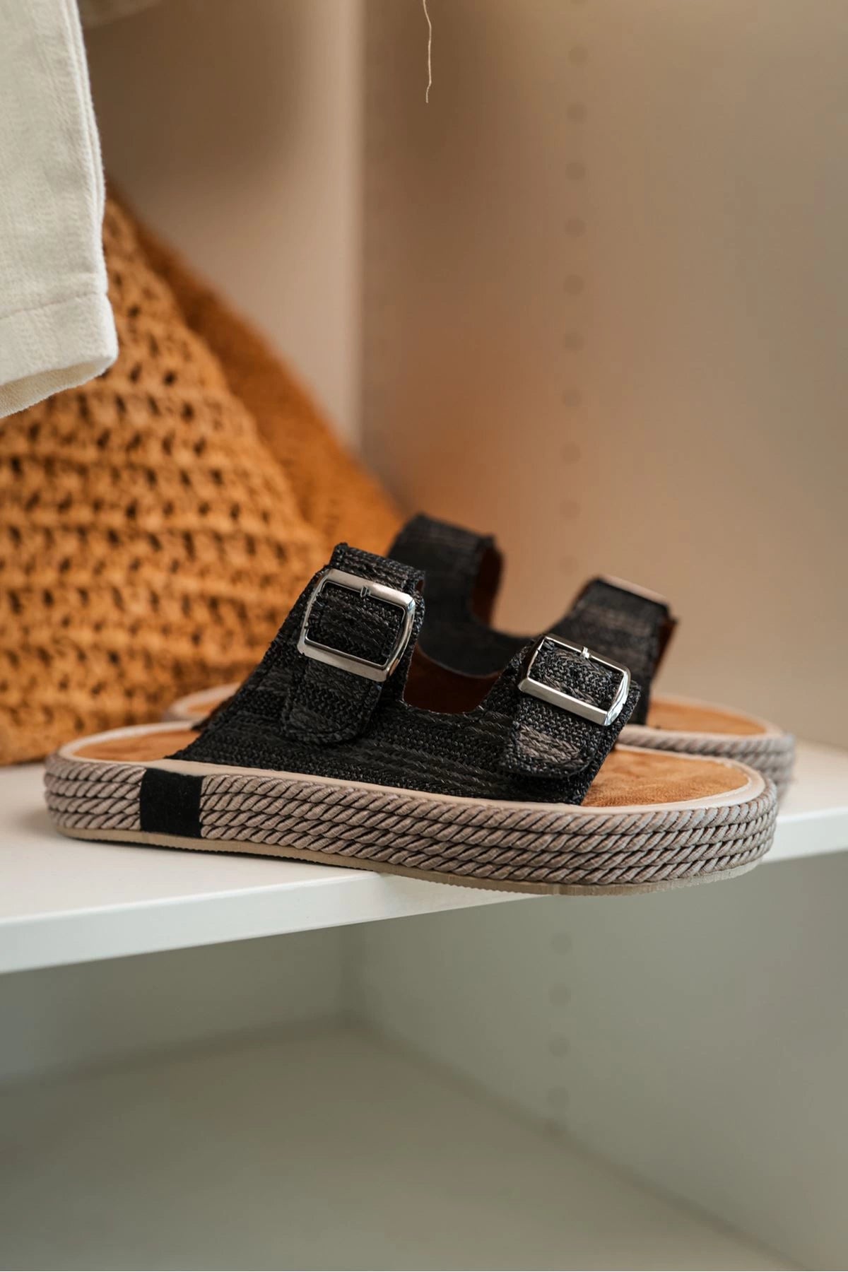 LUKKA SHOES Francesco Siyah Çift Tokalı El Yapımı Natural Hasır Erkek Terlik