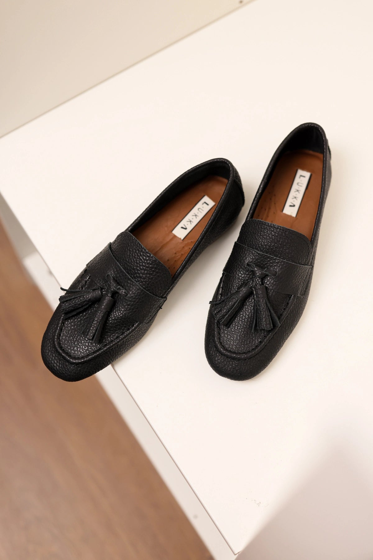 LUKKA SHOES Hakiki Deri Kadın Siyah Adeen Ponponlu El yapımı Babet