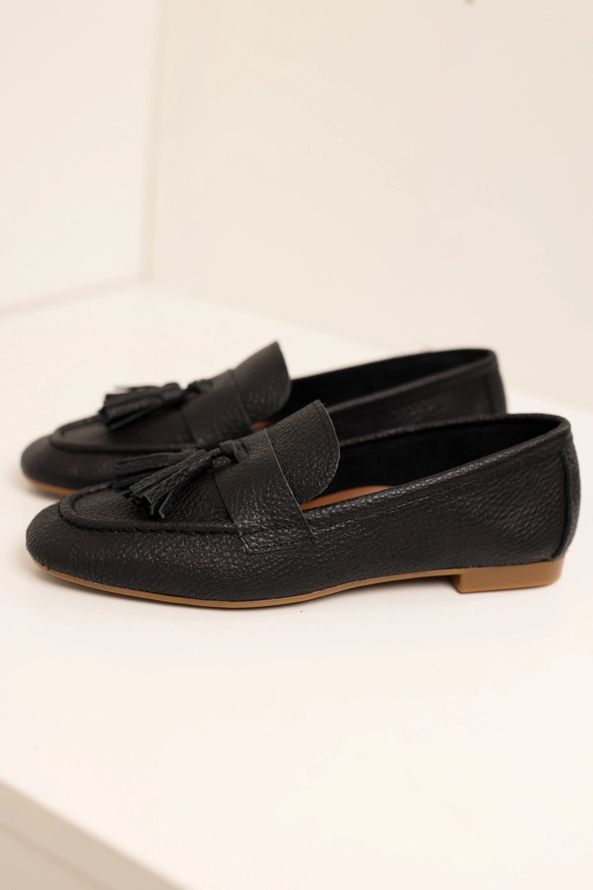 LUKKA SHOES Hakiki Deri Kadın Siyah Adeen Ponponlu El yapımı Babet
