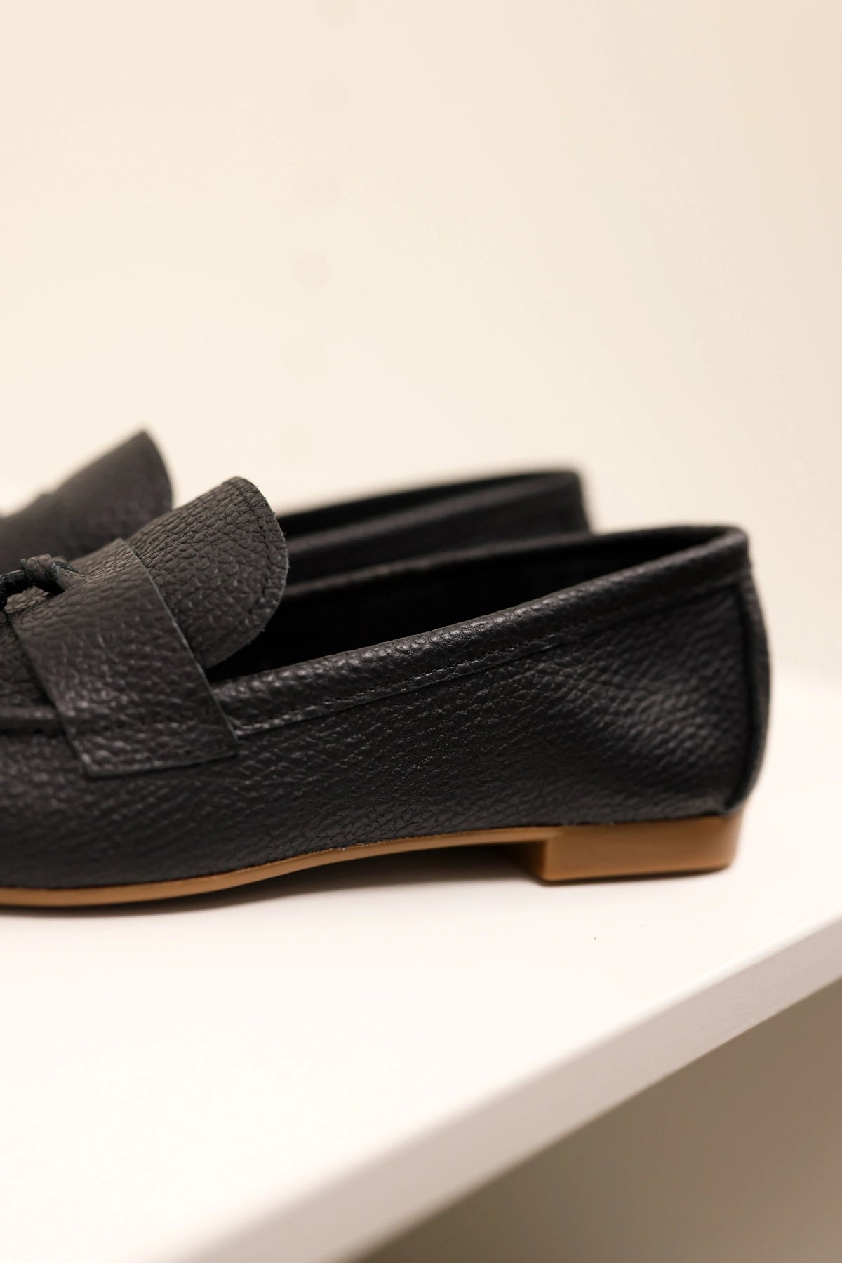 LUKKA SHOES Hakiki Deri Kadın Siyah Adeen Ponponlu El yapımı Babet