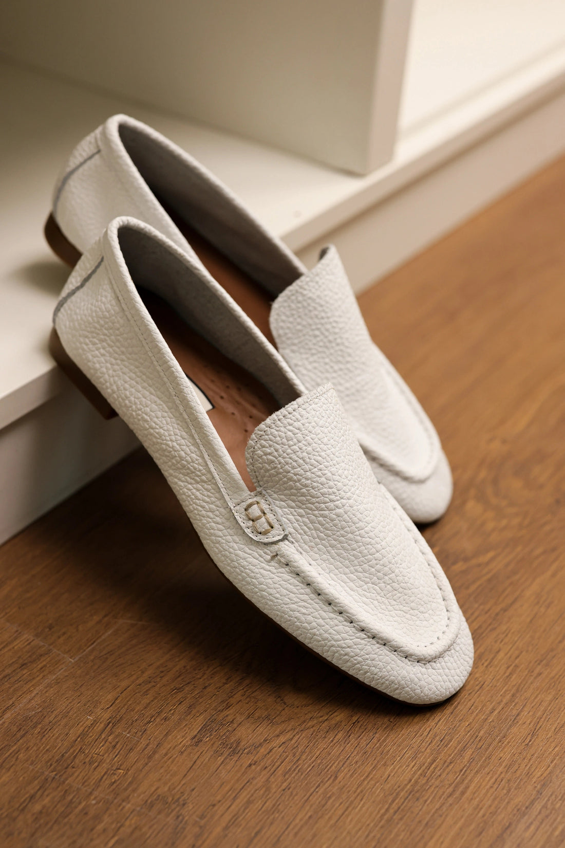 LUKKA SHOES Hakiki Deri Kadın Abay Beyaz Saraçlı Babet