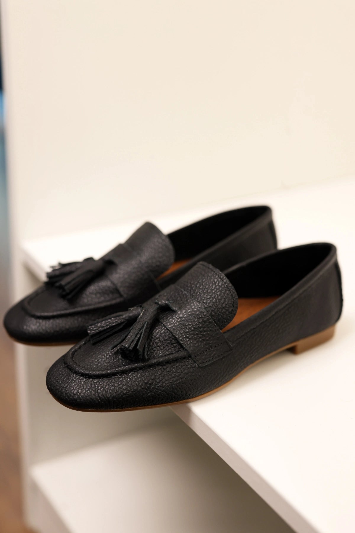 LUKKA SHOES Hakiki Deri Kadın Siyah Adeen Ponponlu El yapımı Babet